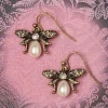 Clearance Lovely Bumble Bee Pearl Drop Ohrringe In Gold
