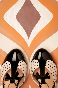 Best Banned Retro Kelly Lee Pumps Mit T-Strap In Schwarz Und Blush