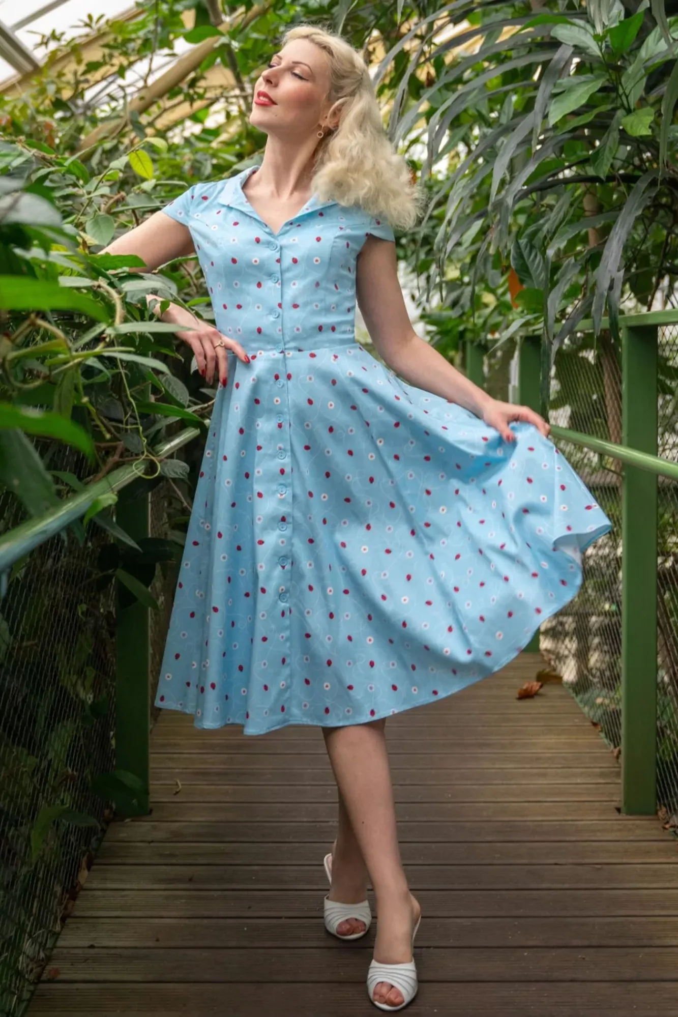 Shop Topvintage Boutique Collection Topvintage Exklusiv ~ Angie Swing Kleid In Hellblau Mit Marienkafer Print