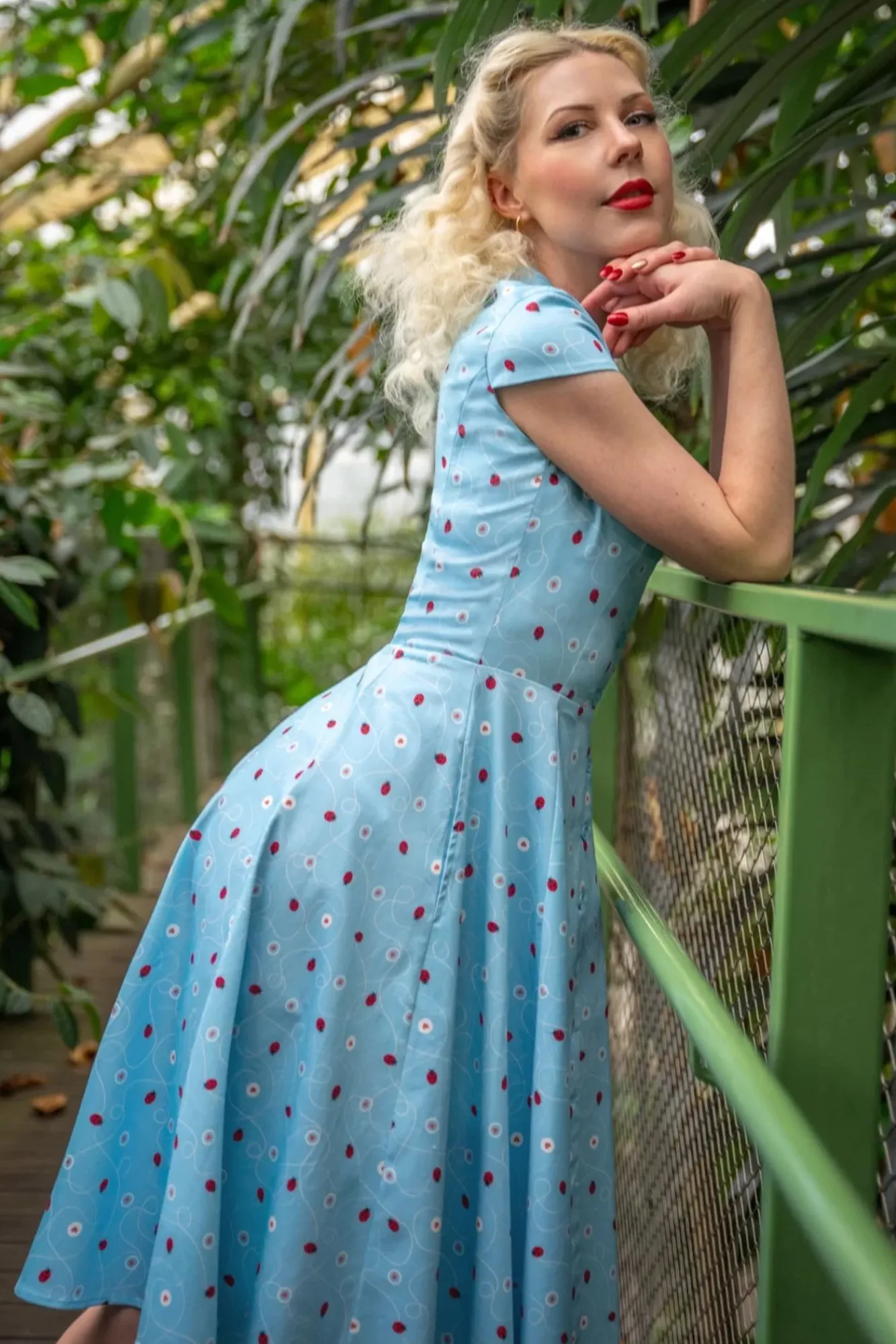 Shop Topvintage Boutique Collection Topvintage Exklusiv ~ Angie Swing Kleid In Hellblau Mit Marienkafer Print