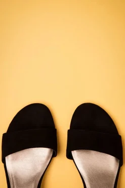 Shop Tamaris Wildleder Sandalen In Schwarz